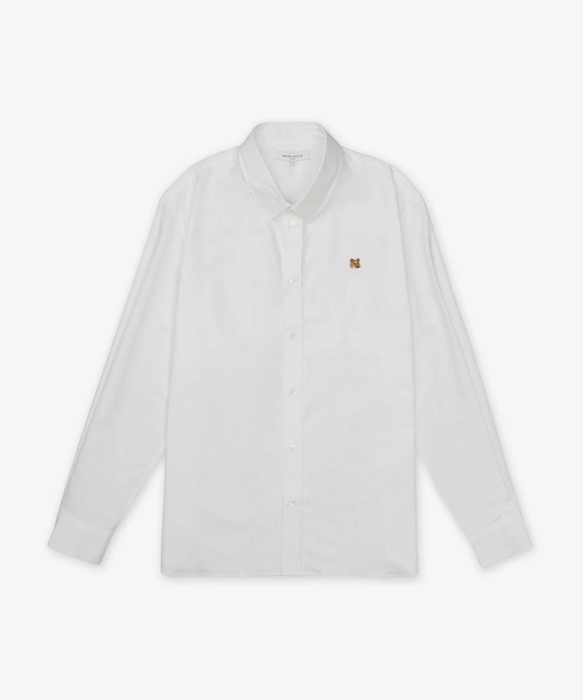 셔츠 단추에 새겨진 메종 키츠네 브랜드 각인을 보여주는 클로즈업 사진