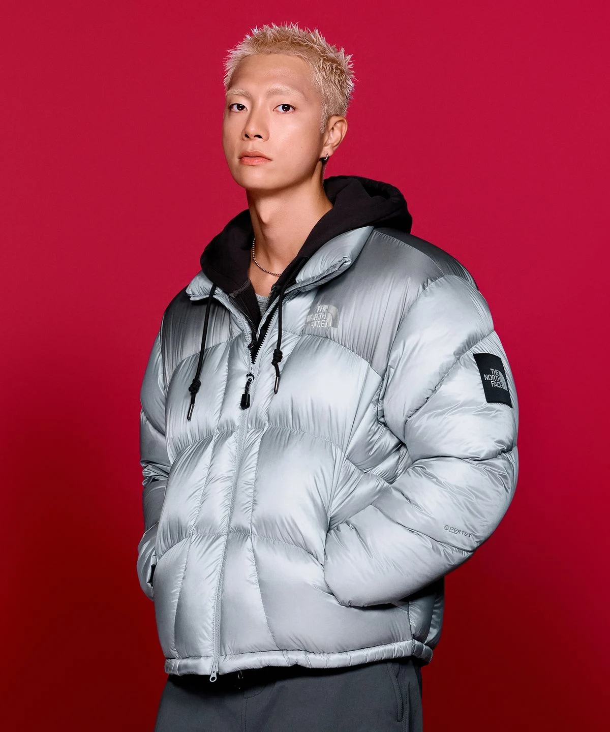 패딩 목 안쪽의 부드러운 기모 안감을 클로즈업하여 질감을 보여주는 사진