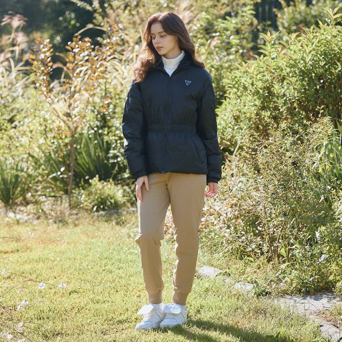 바지 발목 시보리 부분과 운동화를 매치하여 활동적인 느낌을 강조한 클로즈업 샷