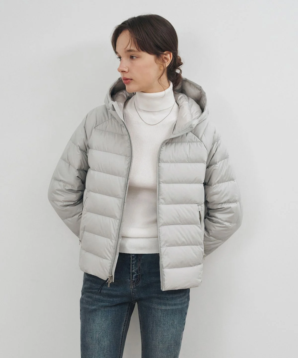 실제로 착용하고 외출했을 때 옆모습을 찍은 사진으로 슬림한 핏이 강조된 모습