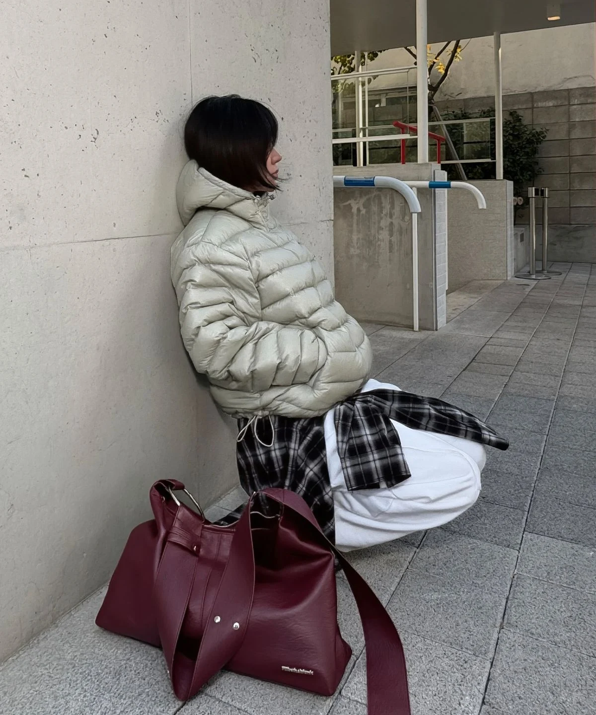 재킷의 원단 디테일과 충전재가 은은하게 비치는 독특한 질감을 근접 촬영한 사진