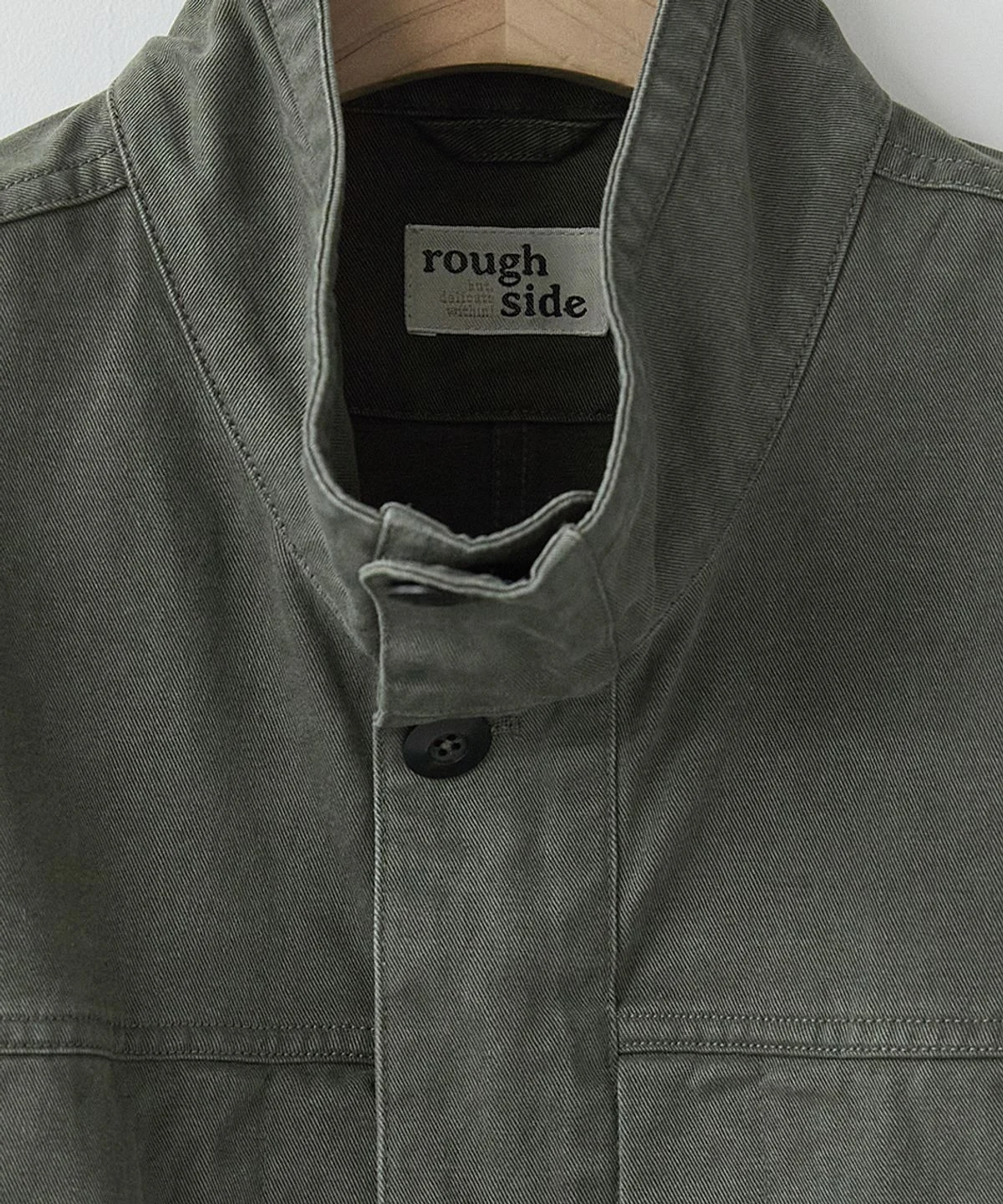 한 달 내내 입어본 러프사이드 Scout Jacket Dark Olive RS12612082 클래식한 핏에 반했어요 · 상품 이미지 2