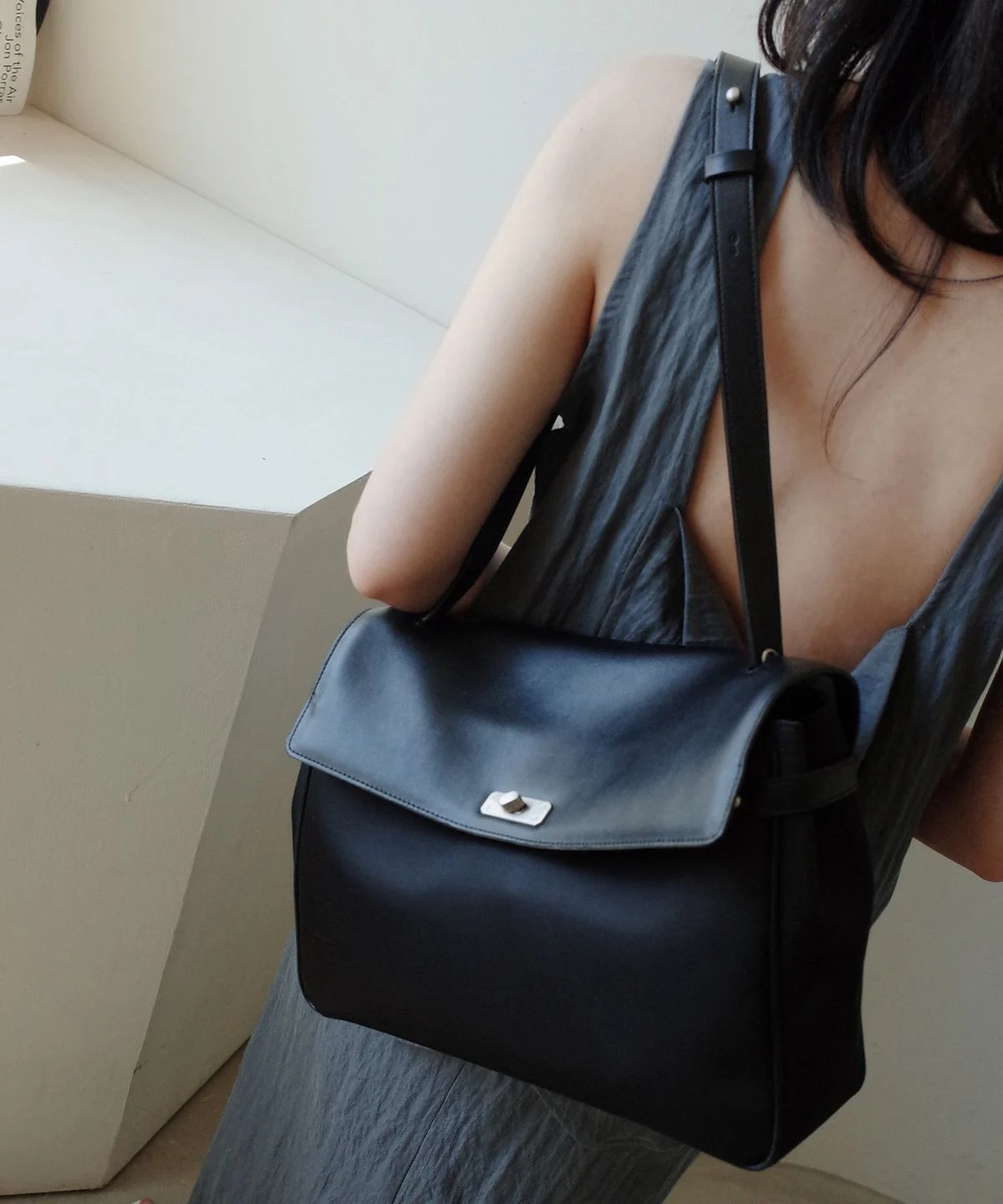 가방 내부를 열어 보조배터리, 파우치, 에어팟, 작은 우산이 넉넉하게 담겨있는 모습