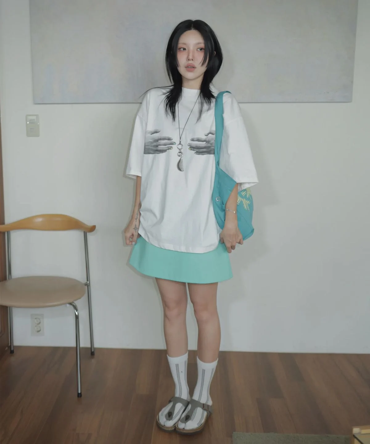 택배 박스를 뜯자마자 보이는 힙한 패키지 디자인과 그 안에 가지런히 담긴 에코백, 쉐이크 파우치 구성품 전체 샷