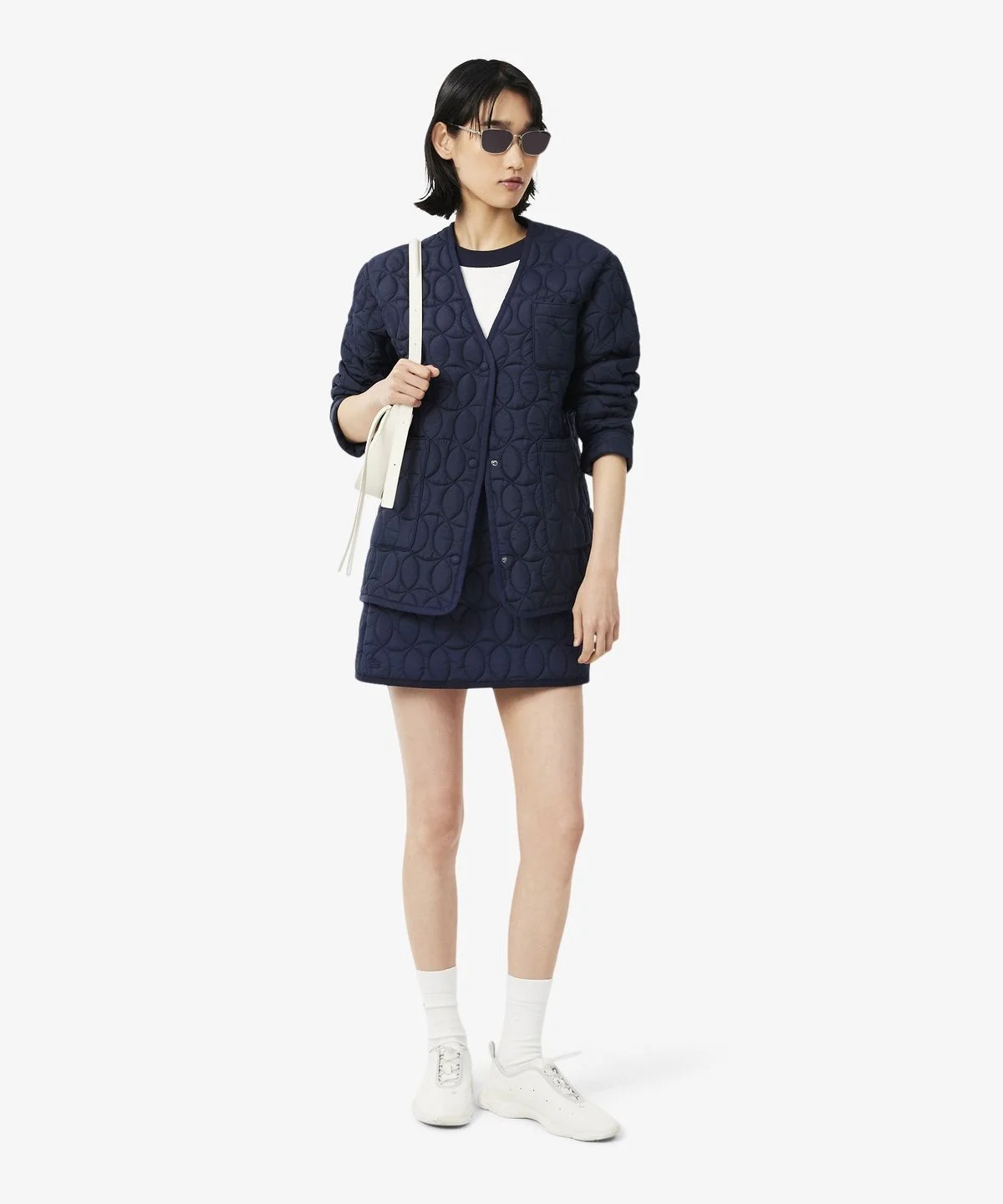 163cm 화자가 size 1 패딩을 착용하고 거울을 보는 모습, 엉덩이까지 오는 기장감과 슬림한 실루엣 강조