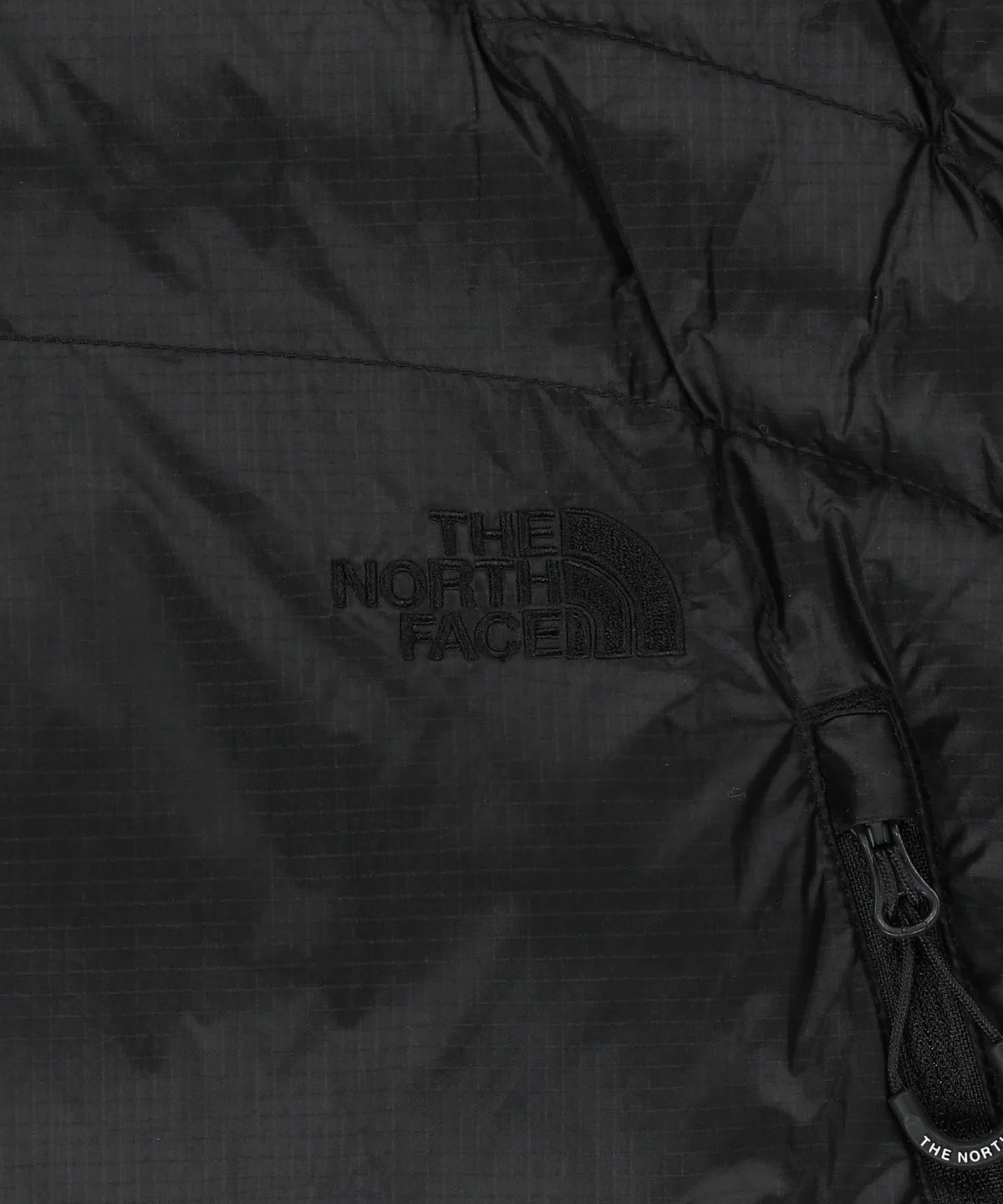 노스페이스 웨이브 라이트 온볼 패딩 자켓의 독특한 물결 퀼팅 무늬가 돋보이는 근접 촬영 샷